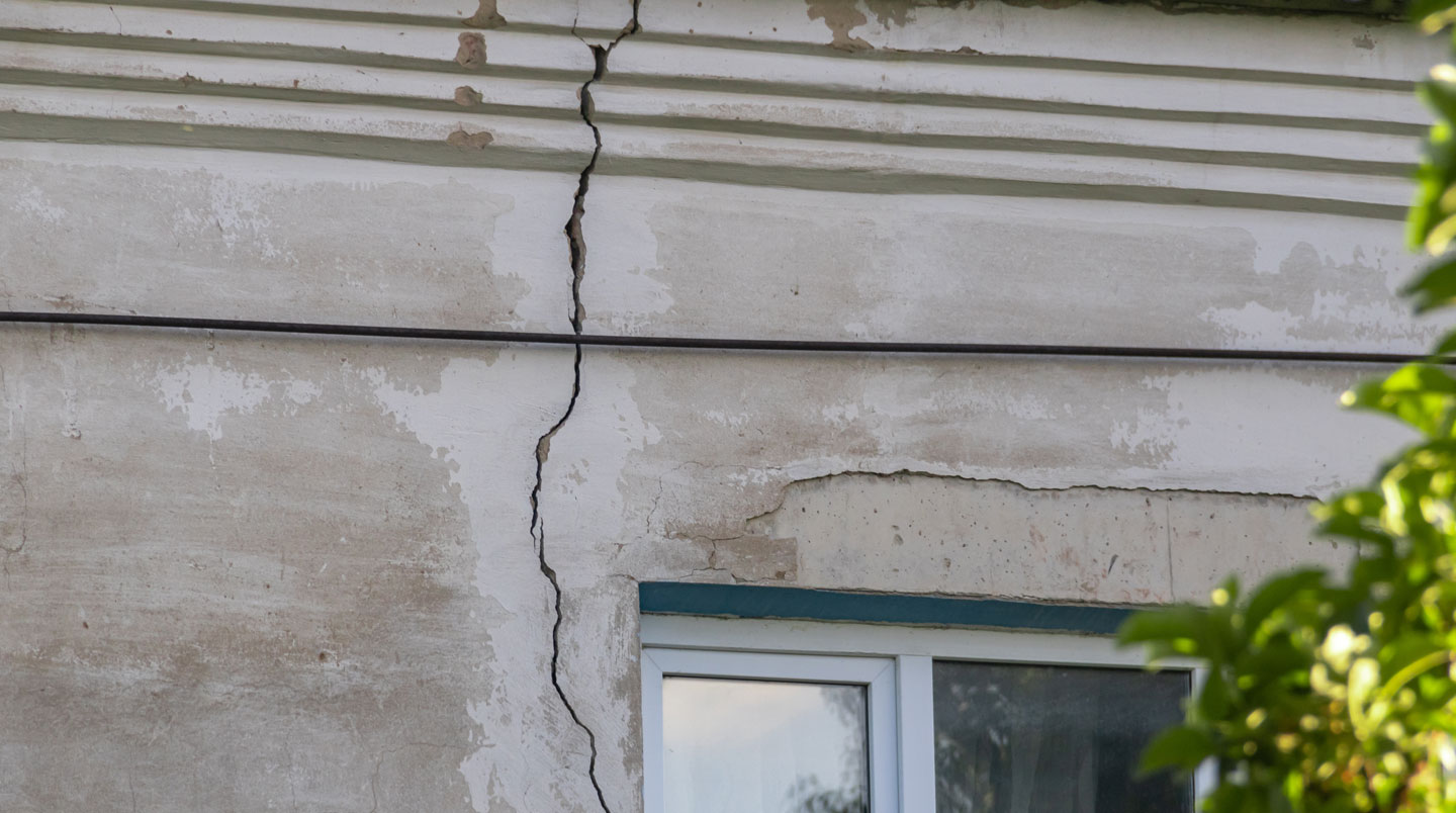 Dalle de béton de sous-sol résidentiel présentant fissures multiples en étoile et soulèvement caractéristique d'un problème de pyrite au Québec